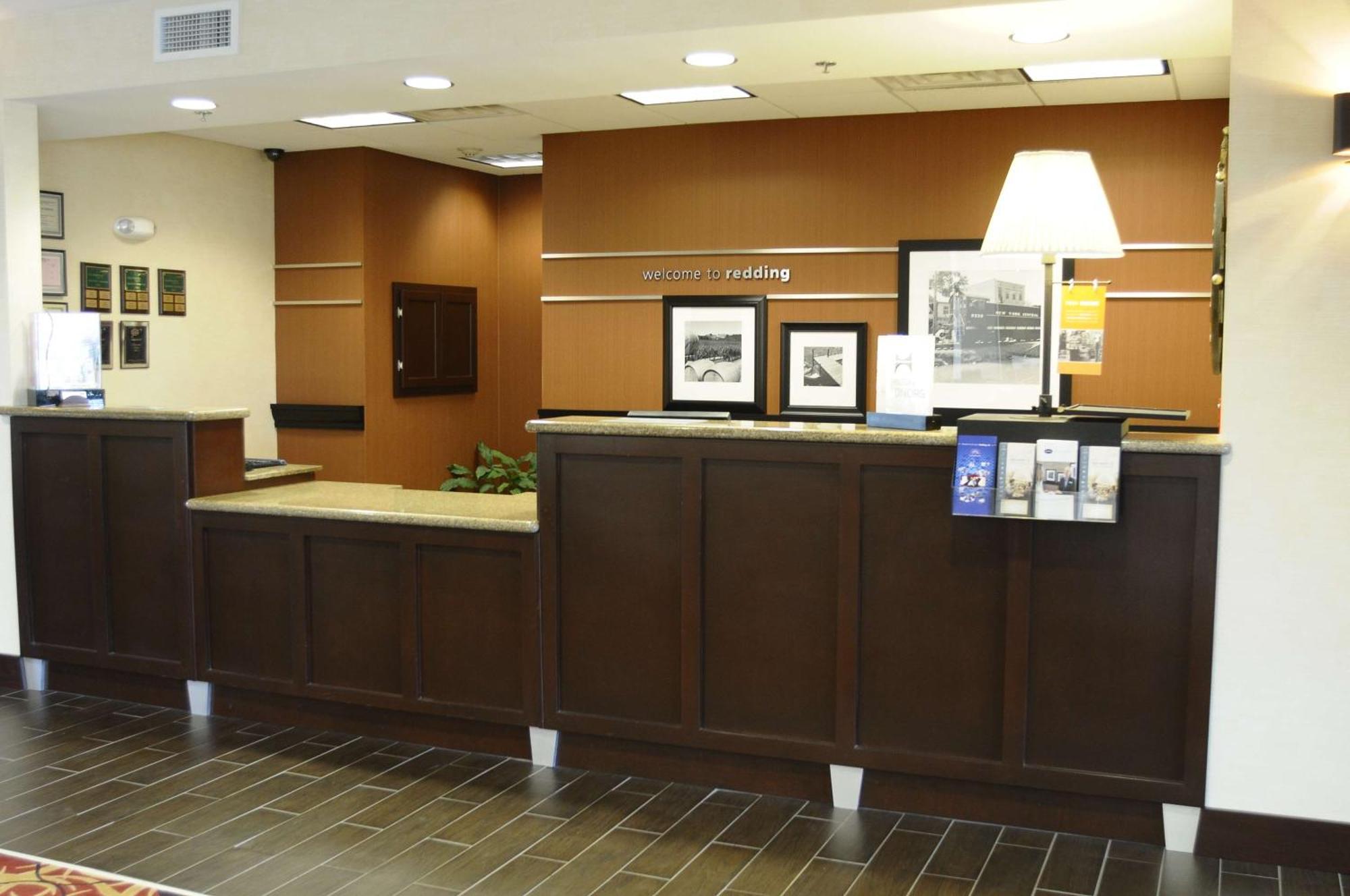 Hampton Inn & Suites Redding Eksteriør billede